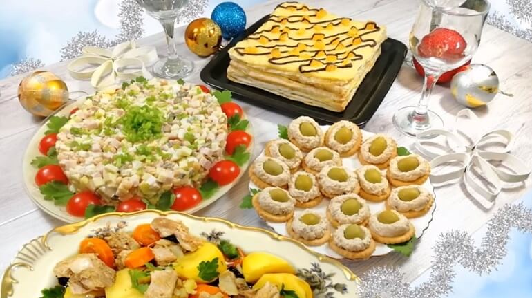 Простой и быстрый новогодний стол из четырех блюд: горячее, салат, закуска и торт