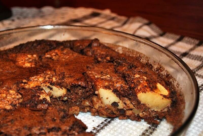 Шоколадно-ореховый пирог с яблоками без муки