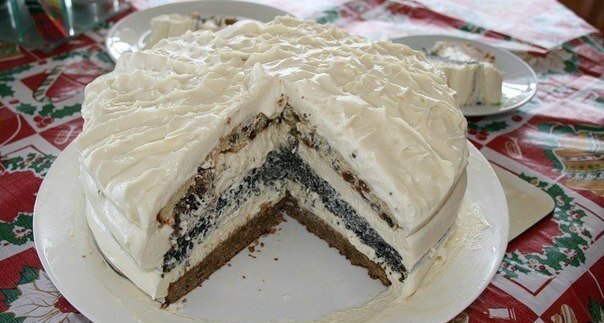 Трехслойный торт с маком и грецкими орехами